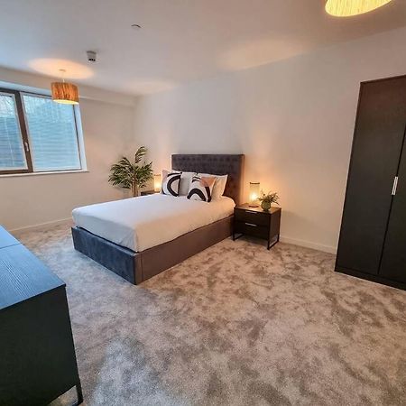 Stunning 4-Bedroom Townhouse With Free Parking مانشستر المظهر الخارجي الصورة
