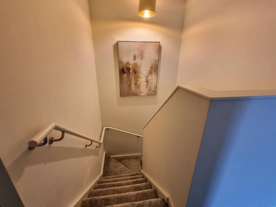 Stunning 4-Bedroom Townhouse With Free Parking مانشستر المظهر الخارجي الصورة