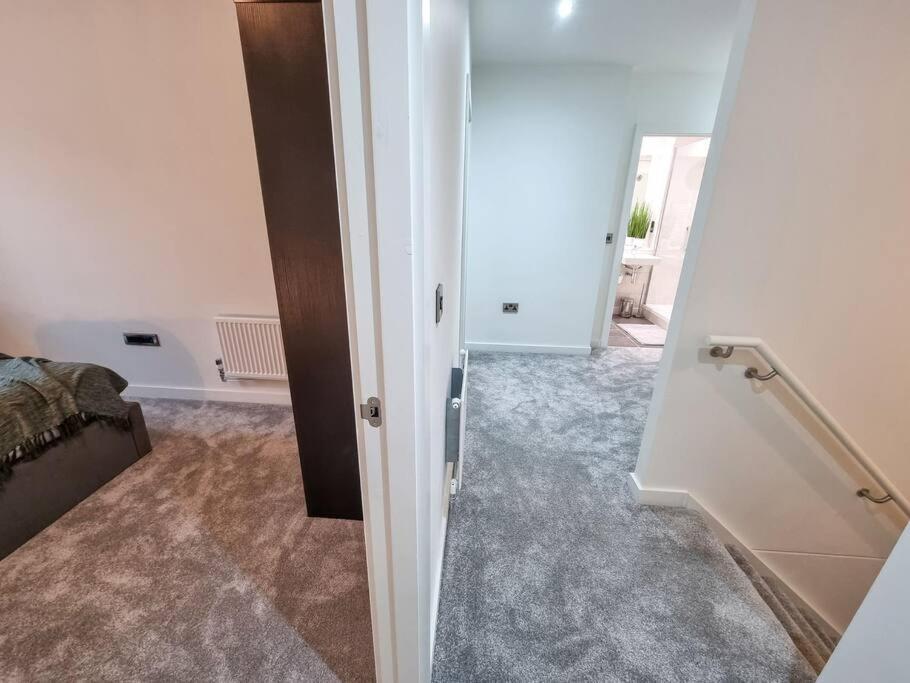 Stunning 4-Bedroom Townhouse With Free Parking مانشستر المظهر الخارجي الصورة