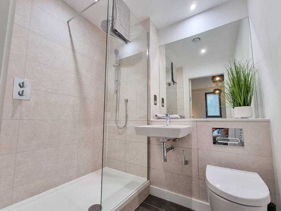 Stunning 4-Bedroom Townhouse With Free Parking مانشستر المظهر الخارجي الصورة