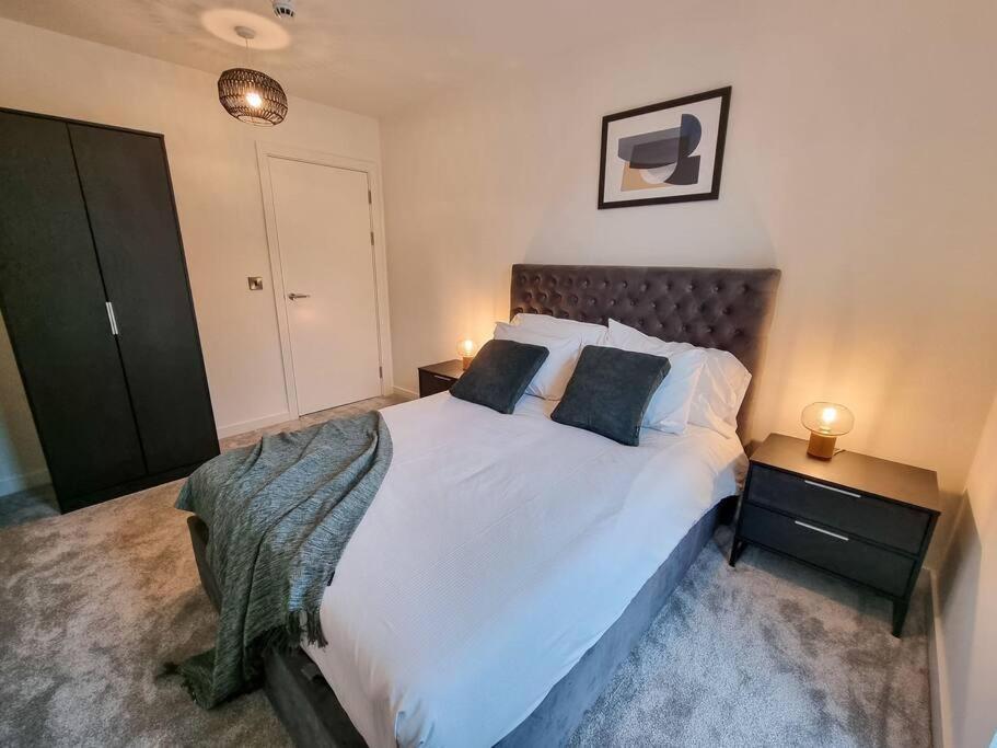 Stunning 4-Bedroom Townhouse With Free Parking مانشستر المظهر الخارجي الصورة