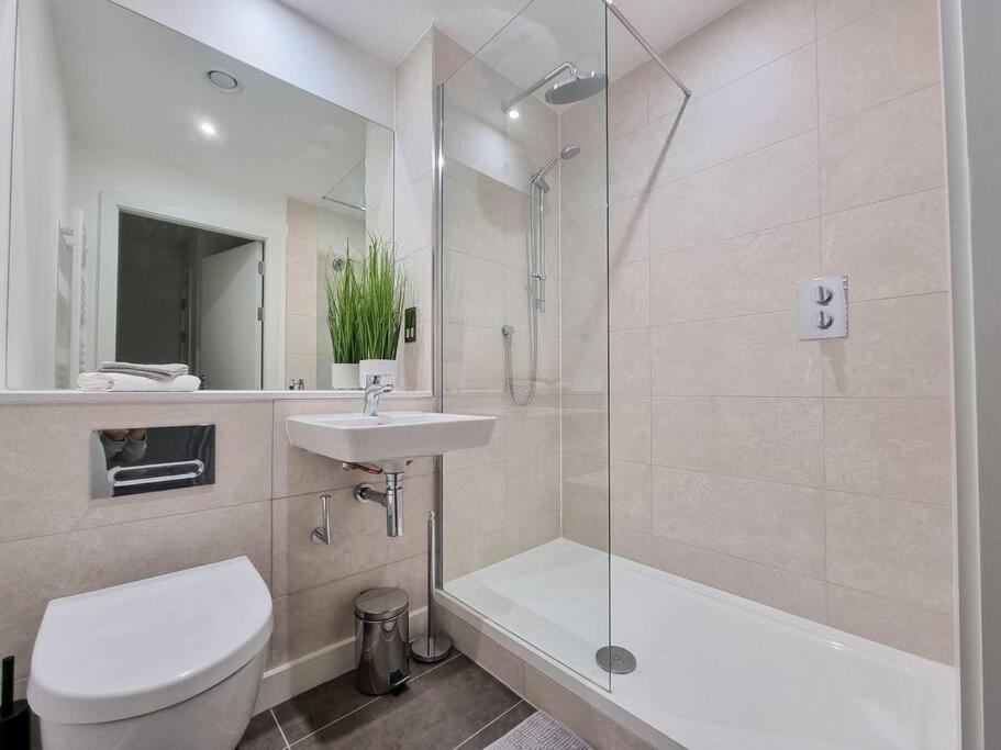 Stunning 4-Bedroom Townhouse With Free Parking مانشستر المظهر الخارجي الصورة