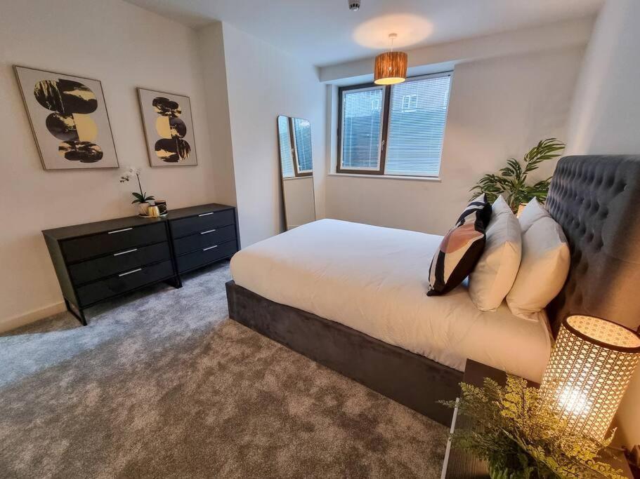 Stunning 4-Bedroom Townhouse With Free Parking مانشستر المظهر الخارجي الصورة