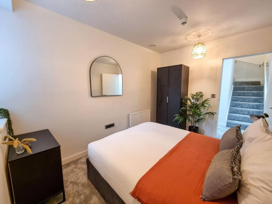 Stunning 4-Bedroom Townhouse With Free Parking مانشستر المظهر الخارجي الصورة
