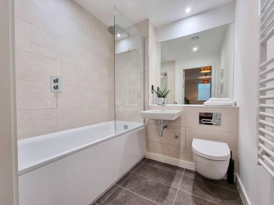 Stunning 4-Bedroom Townhouse With Free Parking مانشستر المظهر الخارجي الصورة