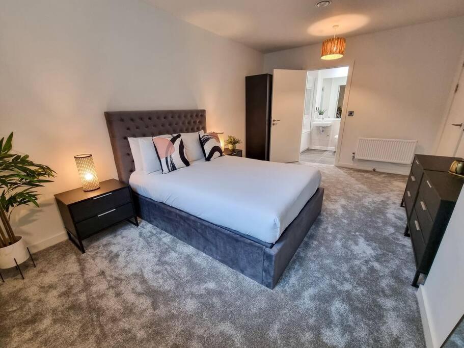 Stunning 4-Bedroom Townhouse With Free Parking مانشستر المظهر الخارجي الصورة