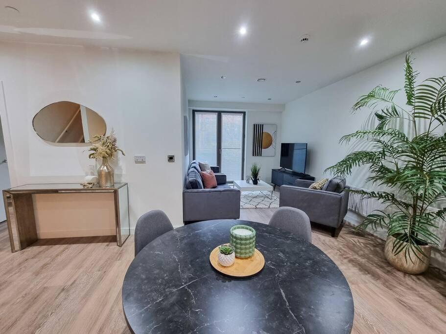 Stunning 4-Bedroom Townhouse With Free Parking مانشستر المظهر الخارجي الصورة