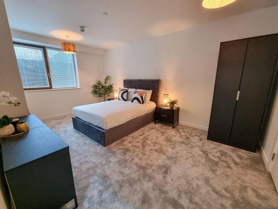 Stunning 4-Bedroom Townhouse With Free Parking مانشستر المظهر الخارجي الصورة