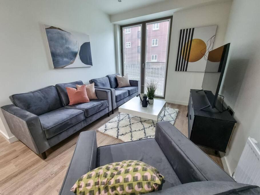 Stunning 4-Bedroom Townhouse With Free Parking مانشستر المظهر الخارجي الصورة