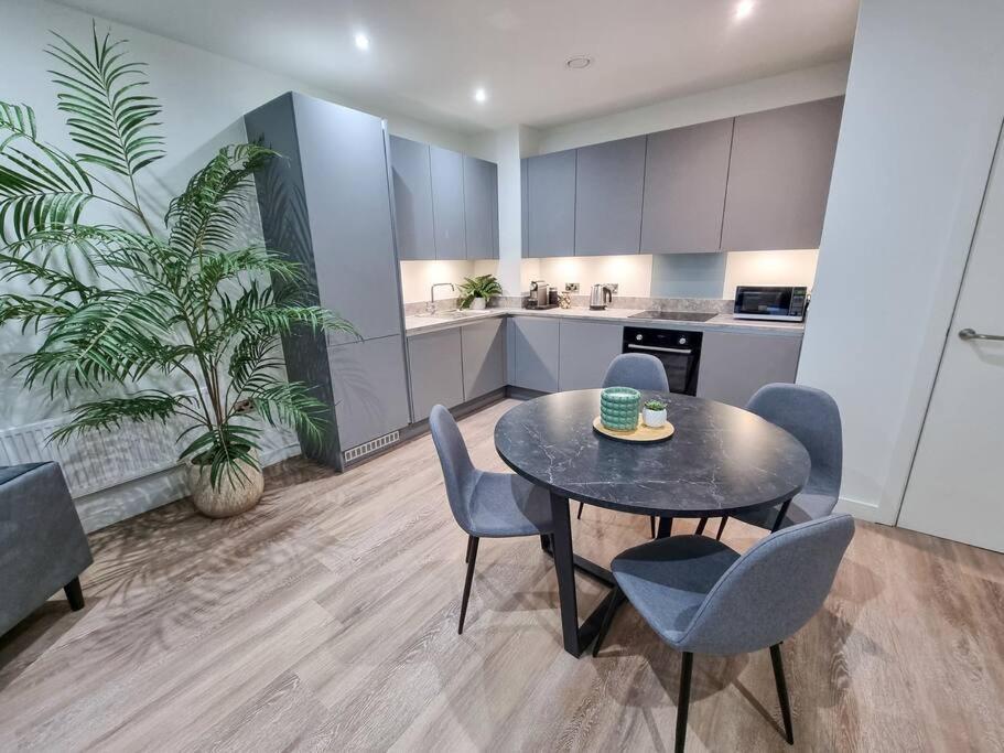 Stunning 4-Bedroom Townhouse With Free Parking مانشستر المظهر الخارجي الصورة
