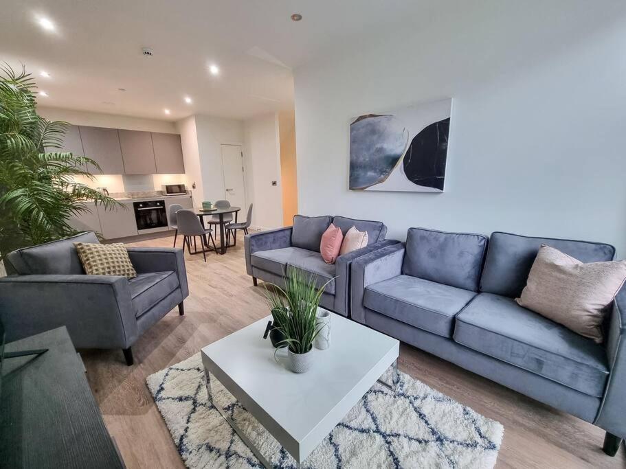 Stunning 4-Bedroom Townhouse With Free Parking مانشستر المظهر الخارجي الصورة