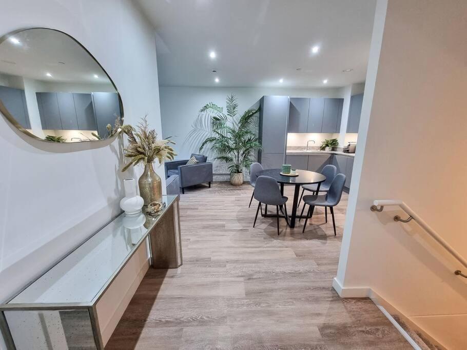 Stunning 4-Bedroom Townhouse With Free Parking مانشستر المظهر الخارجي الصورة