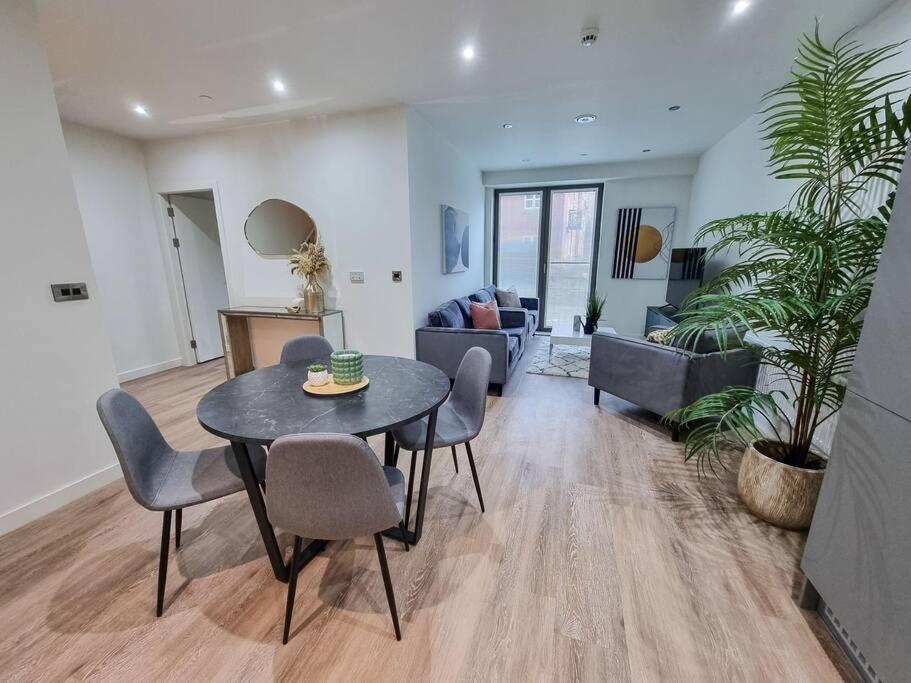 Stunning 4-Bedroom Townhouse With Free Parking مانشستر المظهر الخارجي الصورة